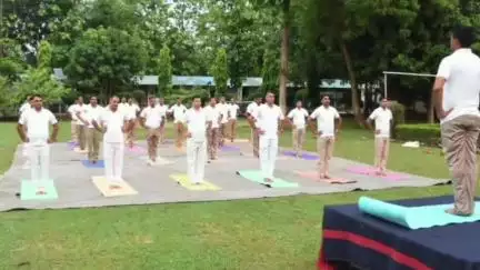 नौतनवा: खनुआ में एसएसबी जवानों ने किया योगा