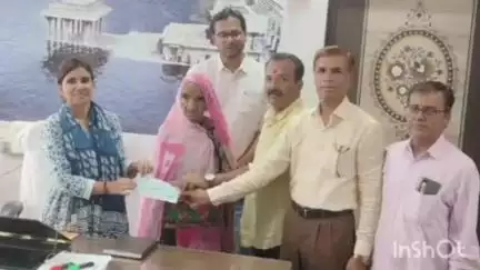 कुम्भलगढ़: कुंभलगढ़ के एसडीएम ने बिजली करंट से मृत व्यक्ति के परिवार को 5 लाख का चेक सौंपा, बिजली विभाग ने दी आर्थिक सहायता
