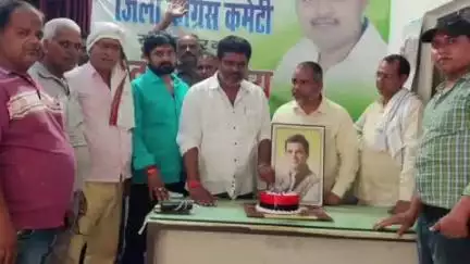 खलीलाबाद: जिला कांग्रेस कार्यालय पर जिला अध्यक्ष प्रवीण चंद्र पांडे ने धूमधाम से राहुल गांधी का जन्मदिन मनाया