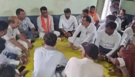 अलीराजपुर: बरझर में आकाशीय बिजली गिरने से हुई मौत पर मंत्री नागर सिंह चौहान ने ग्रामीणों के घर शोक संवेदना व्यक्त की