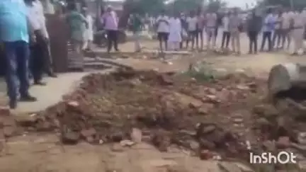बिस्फी: औसी से जीरो माईल व चौक जाने वाली सड़क पर अतिक्रमणकारियों पर प्रशासन का चला बुलडोजर