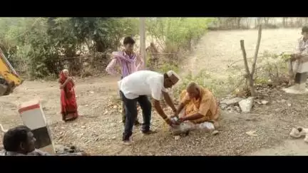 विजयराघवगढ़: विधायक संजय सत्येंद्र पाठक के प्रयास से अमुआरी में मुक्तिधाम तक रोड निर्माण शुरू, मेहगांव सरपंच ने किया भूमिपूजन