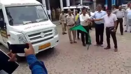 फर्रुखाबाद: सड़क सुरक्षा जागरूकता हेतु फतेहगढ़ कलेक्ट्रेट से जिलाधिकारी ने पब्लिसिटी वैन को हरी झंडी दिखाकर किया रवाना