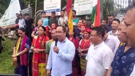 সাব্রুম: বাংলাদেশী ও রোহিঙ্গাদের পিটিয়ে পিঠের চামড়া লাল করে ফেরত পাঠানোর নিদান দিলেন মন্ত্রী অনিমেষ দেববর্মা অফিস টিলাতে এক সভায়