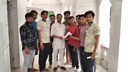पोरसा: रेस्ट हाउस में ग्रामीणों ने विधायक को सड़क की समस्या से अवगत कराया, विधायक ने तत्काल समाधान किया