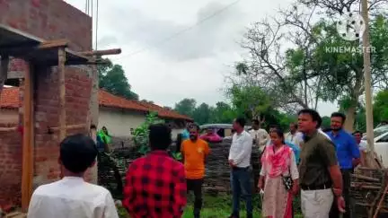 भोथली गांव में जिले के कलेक्टर ने पीएम आवास योजना का निरीक्षण किया, निर्माण की गुणवत्ता और किश्त भुगतान पर दिए निर्देश