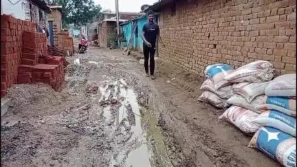 सोहागपुर: नगर के वार्ड नं 17 में सड़क, बिजली और पानी की व्यवस्था न होने से वार्डवासियों को करना पड़ रहा समस्या का सामना
#jansamasya