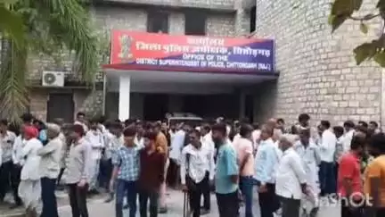 चित्तौड़गढ़: रुद में CBN नीमच की अफीम जब्ती की कार्रवाई को फर्जी बताते हुए, रुद और आसपास के गांवों के लोग पहुंचे एसपी ऑफिस