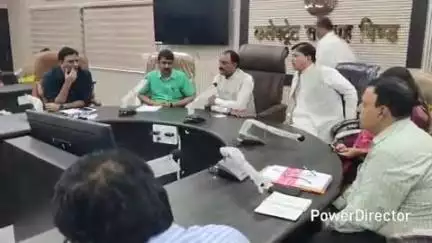 भिंड नगर: भिंड: कैबिनेट मंत्री राकेश शुक्ला ने कलेक्ट्रेट कार्यालय में अधिकारियों को आमजन के काम समय पर करने के निर्देश दिए