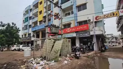 મહેમદાવાદ: DP ની ખુલ્લી જાળીઓ,ગંદકી, દારૂની ખાલી બોટલો જેવી સમસ્યાઓને સમાચારના માધ્યમથી વાચા આપતાં કામગીરી હાથ ધરાઈ #Jansamasya