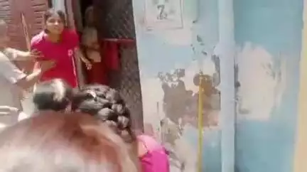 फतेहपुर: आबुनगर में मकान निर्माण और शौचालय बनवा रही महिलाओं के साथ घर में घुसकर मारपीट, घायल महिला ने प्रशासन पर लगाए आरोप