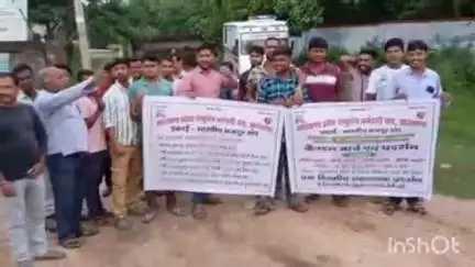 जामताड़ा: जामताड़ा में 108 एंबुलेंस कर्मियों ने मांगों के लिए निकाला कैंडल मार्च, समाहरणालय पर किया प्रदर्शन
