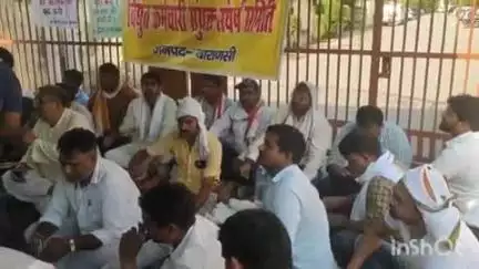 वाराणसी में निजीकरण के खिलाफ भिखारीपुर कार्यालय पर बिजलीकर्मियों का धरना प्रदर्शन