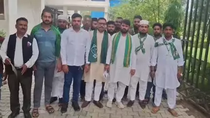 अमरोहा: अमरोहा के दौलतपुर सराय कांड में AIMIM ने किया प्रदर्शन, पीड़ित परिवार को मुआवजा और सुरक्षा की एसपी से उठाई मांग