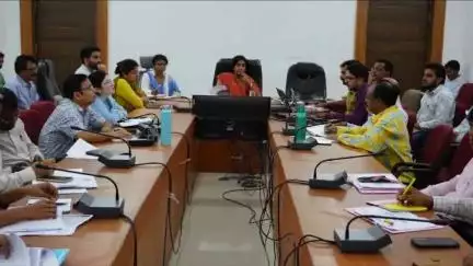 सिवनी: कलेक्ट्रेट सभा कक्ष में कलेक्टर ने 'धरती आबा' व 'जल गंगा' अभियान की प्रगति की समीक्षा की