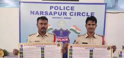 నర్సాపూర్: సైబర్ నేరాల పట్ల ప్రజలను అప్రమత్తం చేస్తూ వాల్ పోస్టర్లను ఆవిష్కరించిన పోలీసులు