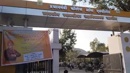 खरगौन: क्रांतिसूर्य टंट्या मामा यूनिवर्सिटी के कुल सचिव डॉ. चौहान ने पीजी कॉलेज में प्राचार्य का पदभार संभाला