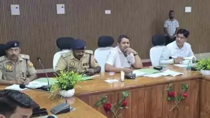 झांसी: जिलाधिकारी ने कलेक्ट्रेट सभागार में अभियोजन कार्यों की समीक्षा की, कहा- किसी भी दशा में अपराधी सजा से बचने ना पाए