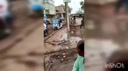 হরিশ্চন্দ্রপুর ২: তালসুর এলাকায় একের পর এক যানবাহন বেহাল রাস্তায় আটকে গিয়ে সমস্যায় সাধারন মানুষ