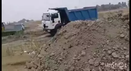 कुंडा: नेवादा खुर्द गांव में अवैध खनन से तालाबों को बनाया जा रहा है मौत का कुआं, वीडियो हुआ वायरल