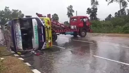 हज़ारीबाग: तेज बारिश में कोलकाता-गया बस NH-19 पर पलटी, 10 घायल, 3 गंभीर