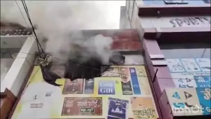 कटनी नगर: कमानिया गेट इलाके की गीता एजेंसी में अज्ञात कारण से लगी आग, सामान जलकर खाक