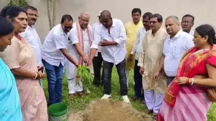 हसनगंज: हसनगंज में 'मां के नाम' अभियान के तहत पूर्व डिप्टी सीएम तारकिशोर प्रसाद ने किया पौधरोपण