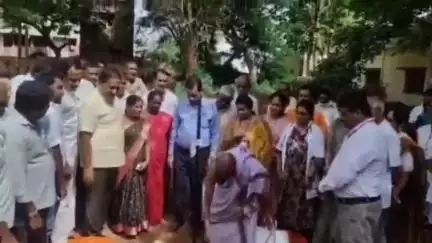 ಶ್ರೀರಂಗಪಟ್ಟಣ: ಮಹದೇವಪುರ ಗ್ರಾಮದಲ್ಲಿ ಪ್ರಾಥಮಿಕ ಆರೋಗ್ಯ ಕೇಂದ್ರವನ್ನು ಮೇಲ್ದರ್ಜೆಗೇರಿಸಲು ಭೂಮಿ ಪೂಜೆ ನೆರವೇರಿಸಿದ ಶಾಸಕ ರಮೇಶ್ ಬಾಬುಬಡ್ಡಿ ಸಿದ್ದೇಗೌಡ