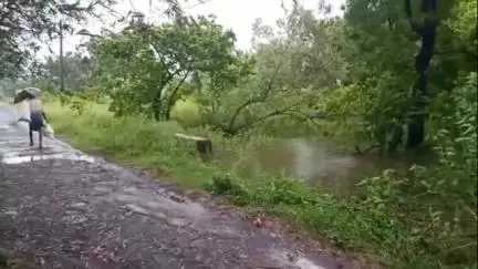 कुकड़ू: ओड़िया पंचायत के कुमारी गांव में नदियों का जलस्तर बढ़ने से अंचल अधिकारी ने तटीय इलाकों का किया निरीक्षण