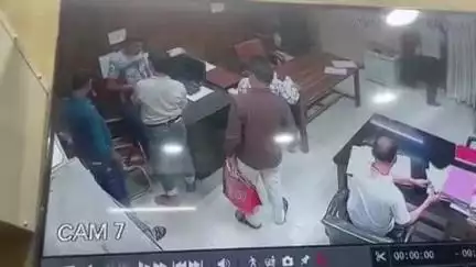 रूड़की: नगर निगम रुड़की के कार्यालय में व्यापारी ने कर्मचारी के साथ की मारपीट, घटना सीसीटीवी कैमरे में कैद हुई
