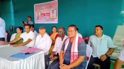 সোণাৰি: সোণাৰিত মুখ্যমন্ত্ৰীৰ চিকিৎসা সাহায্য পুঁজিৰ অধীনত ৰোগত আক্ৰান্ত ৩৯৭ গৰাকী লোকক চেক বিতৰণ কৰে বিধায়ক ধৰ্মেশ্বৰ কোঁৱৰে