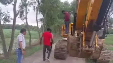 বালুরঘাট: বালি চুরির জন্য বাঁধ কেটে নদীতে ট্রাক্টর যাওয়ার রাস্তা তৈরি করেছিল বালিমাফিয়ারা, হরিহরপুরে অভিযান চালালো BLRO ও পুলিশ