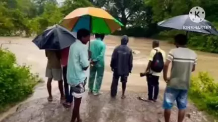 बुंडू: लगातार बारिश से जनजीवन अस्त-व्यस्त, सारूबेड़ा सोतिया पुलिया के ऊपर से बह रहा है पानी