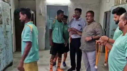 पुपरी: सीतामढ़ी में फुटबॉल प्रतियोगिता की उपविजेता पुपरी राजबाग फुटबॉल क्लब के खिलाड़ी पुपरी PHC में सम्मानित