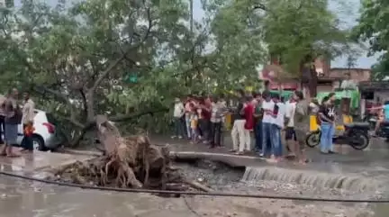 कानपुर: कानपुर में उमस भरी गर्मी के बाद हुई भीषण बारिश से धंसी वीआईपी सड़क