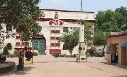 करछना: नैनी केंद्रीय कारागार में बंद माफिया अतीक अहमद के बेटे के पास मिले पैसे के मामले में डिप्टी जेलर और वार्डन निलंबित