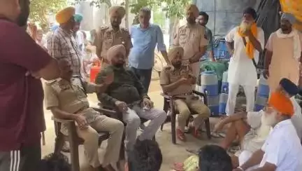 ਤਲਵੰਡੀ ਸਾਬੋ: ਪਿੰਡ ਕਮਾਲੁ ਵਿਖੇ ਫੈਕਟਰੀ ਬੰਦ ਕਰਾਉਣ ਦੀ ਮੰਗ ਨੂੰ ਲੈ ਕੇ ਚੱਲ ਰਹੇ ਧਰਨੇ ਵਿੱਚ ਪੁੱਜੇ ਡੀਐਸਪੀ ਰਾਜੇਸ਼ ਸਨੇਹੀ #jansmasya