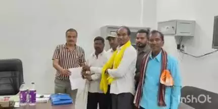 केवलारी: ग्राम खापाबाजार के किसानों ने भूमि पर चांदा मुनारा बनाने से रोकने के लिए एसडीम केवलारी को ज्ञापन सौंपा