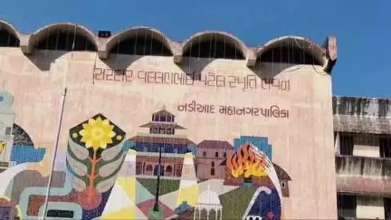 નડિયાદ: મનપાની વેરા વસુલાતની ટીમ દ્વારા શહેરમાં વિવિધ  વિસ્તારમાં 83 બાકીદારો પાસેથી 64 લાખની વસુલાત કરી, 6 મિલકતો સીલ કરી