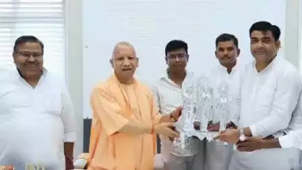 पीलीभीत: लखनऊ में मुख्यमंत्री योगी आदित्यनाथ से मिले पूरनपुर विधानसभा के भाजपा विधायक बाबूराम पासवान