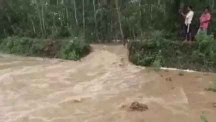 চন্দ্রকোনা ২: ঘোষকিরা গ্রামে ভাঙল শিলাবতী নদীর বাঁধ, প্লাবিত একাধিক গ্রাম