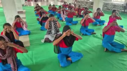 జమ్మికుంట: ఆయుష్ డాక్టర్ రవీందర్ రావ్ ఆధ్వర్యంలో మైనార్టీ రెసిడెన్షియల్ బాలిక పాఠశాలలో 11వ అంతర్జాతీయ యోగా దినోత్సవం కార్యక్రమం