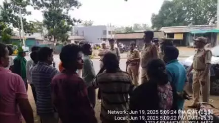 అశ్వారావుపేట: దమ్మపేట పోలీసుల ఆధ్వర్యంలో మందలపల్లి సెంటర్లో జాతీయ రోడ్డుకి ఇరువైపులా ఉన్న దుకాణదారులకు అవగాహన కార్యక్రమం నిర్వహణ