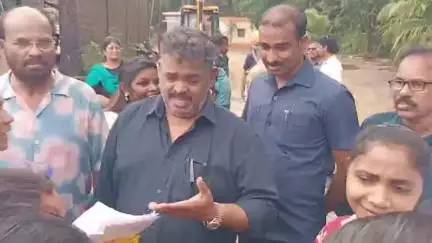 ಕಾರವಾರ: ಮಳೆ ಸುರಿದರೆ ಮನೆಯೊಳಗೆ ನೀರು ಕ್ರಮಗೈಗೊಳ್ಳಿ ಶಾಸಕರೇ ನಗರದಲ್ಲಿ ಮಹಿಳೆಯರಿಂದ ಮನವಿ