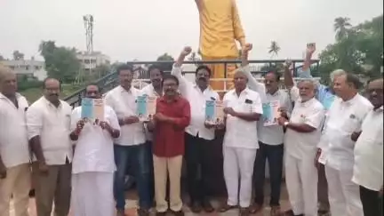 తాడేపల్లిగూడెం: పెంటపాడు గ్రామంలో జగన్ అంటే నమ్మకం చంద్రబాబు అంటే మోసం అనే పుస్తకావిష్కరణ కార్యక్రమం