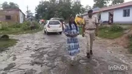 चाईबासा: मूसलाधार बारिश से जनजीवन अस्त-व्यस्त, प्रशासक ने प्रभावित इलाकों का किया दौरा