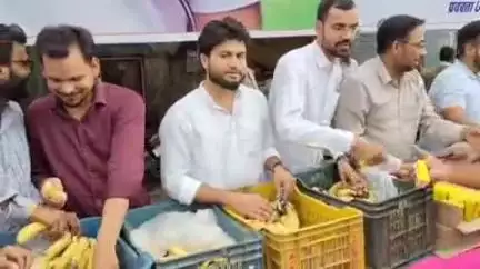 झांसी: झांसी के ईलाइट चौराहे पर फल वितरित कर मनाया गया कांग्रेस नेता राहुल गांधी का 56वां जन्मदिन