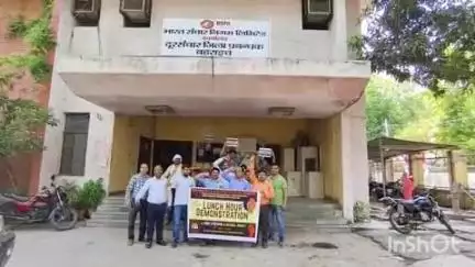 बहराइच: दूरसंचार जिला प्रबंधक कार्यालय परिसर में कर्मचारियों ने 9 सूत्रीय मांगों को लेकर किया प्रदर्शन