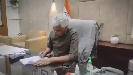 जबलपुर: बिलहरी ग्राउंड में बच्चों को खेलने से रोका, खिलाड़ियों ने कलेक्ट्रेट पहुंचकर कलेक्टर को सौंपा ज्ञापन