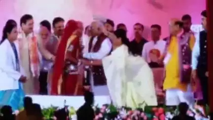 बड़वानी: मध्यप्रदेश के राज्यपाल श्री पटेल ने तलुन खुर्द व पान्या पंचायत के सरपंच और सीएचओ को किया सम्मानित